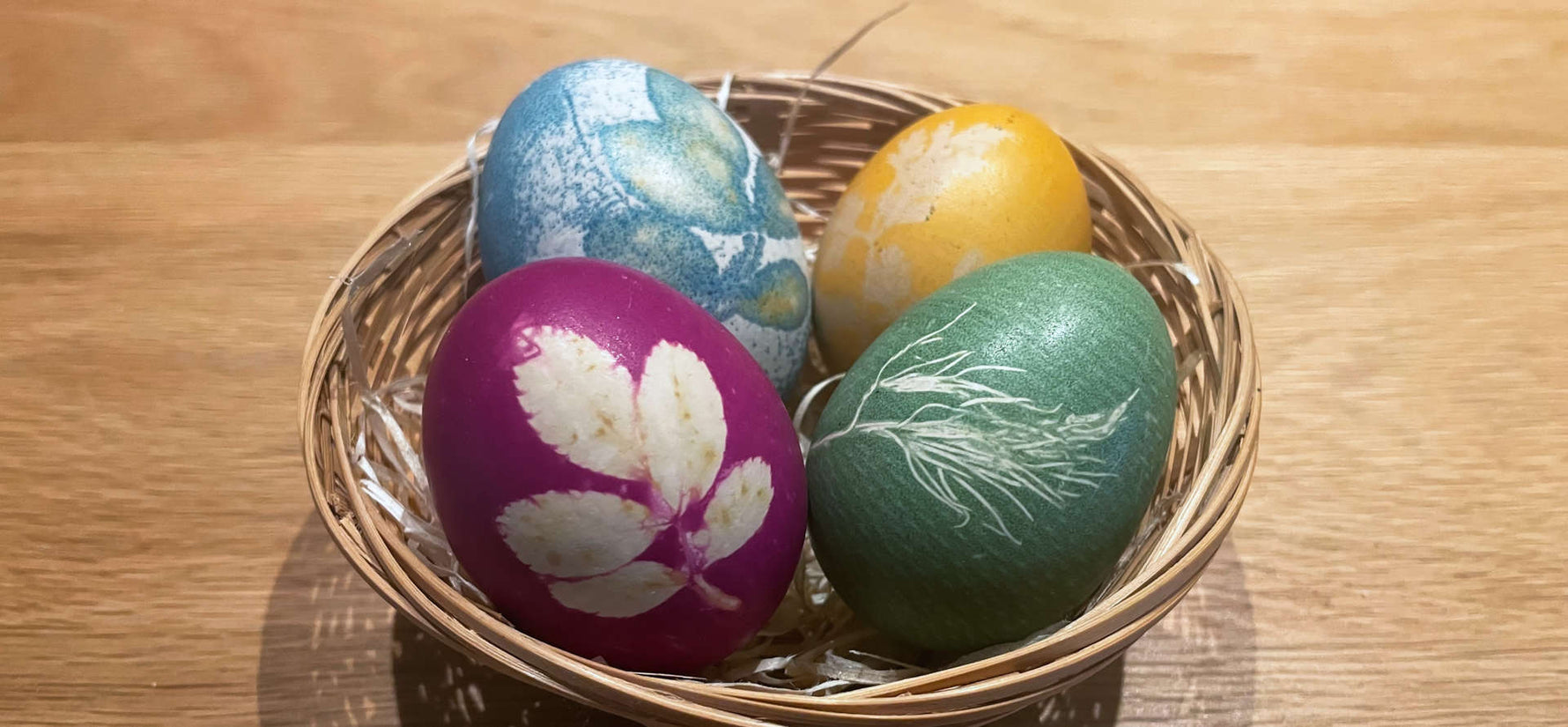 Eierfärben mit Natur-Eierfarbe und Pflanzenabdrücken