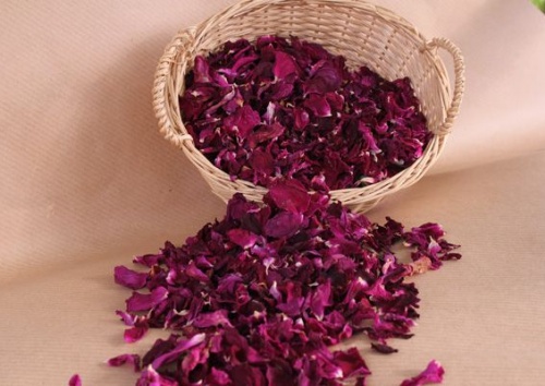 Getrocknete Rugosa-Rosenblütenblätter rot